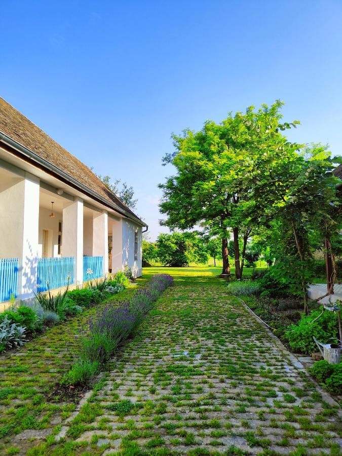 Bed and Breakfast Ethno&Coffee House Tulip Glozan Екстер'єр фото